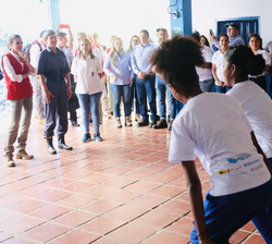 Su Majestad la Reina observa un baile de alumnos del colegio metropolitano beneficiario del programa de abastecimiento de agua potable y saneamiento d