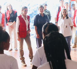 Su Majestad la Reina junto a la Primera Dama observan un baile de alumnos del colegio metropolitano beneficiario del programa de abastecimiento de agu