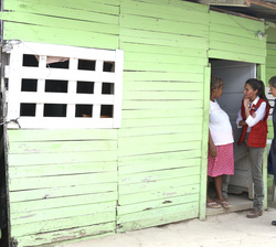 Su Majestad la Reina junto a la Primera Dama de Colombia conversan con una mujer beneficiaria del programa de abastecimiento de agua potable y saneami