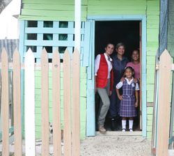 Su Majestad la Reina junto a la Primera Dama de Colombia con una familia beneficiaria del programa de abastecimiento de agua potable y saneamiento dom