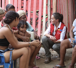 Su Majestad la Reina conversa con una familia beneficiaria del programa de abastecimiento de agua potable y saneamiento domiciliario