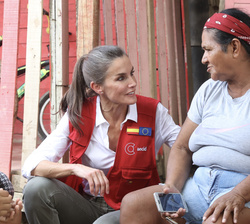 Su Majestad la Reina conversa con una mujer beneficiaria del programa de abastecimiento de agua potable y saneamiento domiciliario