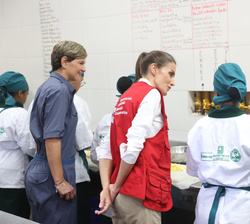 Su Majestad la Reina junto a la Primera Dama de Colombia durante su recorrido por el área de cocina de la Escuela Taller de Cartagena de Indias 