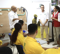 Su Majestad la Reina junto a la Primera Dama de Colombia durante su recorrido por el área de electricidad de la Escuela Taller de Cartagena de Indias 