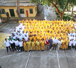 Fotografía de grupo de Su Majestad la Reina con la Primera Dama de Colombia y los alumnos y profesores de la Escuela Taller de Cartagena de Indias