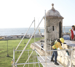 Su Majestad la Reina observa los trabajos de restauración del Baluarte de Santa Catalina