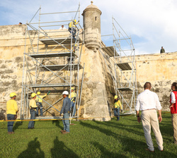 Su Majestad la Reina observa los trabajos de restauración del Baluarte de Santa Catalina
