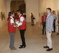 Su Majestad la Reina recibe el saludo de los miembros de la representación de la colectividad española vinculada a la Cooperación que, a través de su 