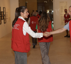 Su Majestad la Reina recibe el saludo de los miembros de la representación de la colectividad española vinculada a la Cooperación que, a través de su 