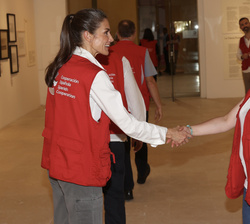 Su Majestad la Reina recibe el saludo de los miembros de la representación de la colectividad española vinculada a la Cooperación que, a través de su 