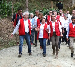 Doña Letizia a su llegada a Yotoco acompañada por las personas que la recibieron