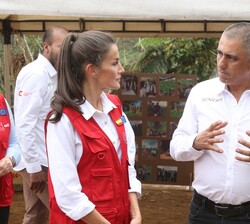 Su Majestad la Reina recibe explicaciones de los proyectos 