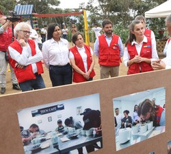 La Reina recibe explicaciones de los trabajos realizados 