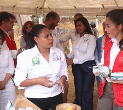 Su Majestad la Reina recibe explicaciones sobre el café de la zona