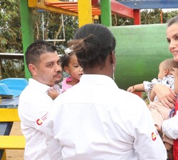 La Reina conversa con los vecinos de Yotoco