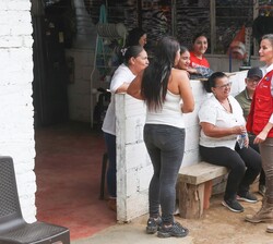 Doña Letizia conversa con varias personas durante su visita a Yotoco