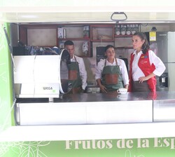 La Reina durante su visita a la finca "Trópicos - Frutos de la Esperanza"
