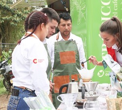 Su Majestad la Reina en un momento de su visita a la finca "Trópicos - Frutos de la Esperanza"