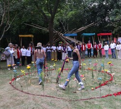 Las mujeres indigenas realizan el ritual de bienvenida