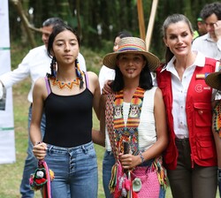 Doña Letizia se realiza una fotografía con las mujeres que hicieron el ritual de bienvenida