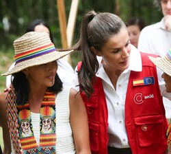 La Reina conversa con una niña tras su llegada a la Escuela Taller de Jardineria de Cali