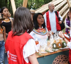 La Reina Doña Letizia recibe explicaciones de los productos durante su recorrido por los stands