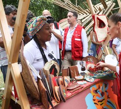 Su Majestad la Reina durante su recorrido por los stands
