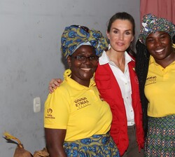 La Reina Doña Letizia se fotografía con dos de las mujeres de los puestos financiados por la Fundación Microfinanzas BBVA