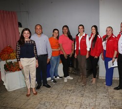 Fotografía de grupo durante la visita de Su Majestad la Reina a los puestos de mujeres financiados por la Fundación Microfinanzas BBVA