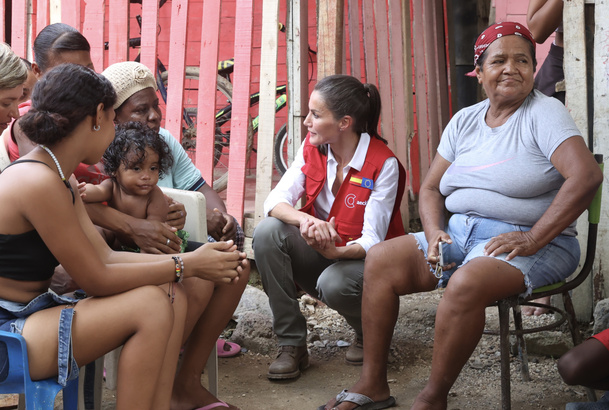 Su Majestad la Reina conversa con una familia beneficiaria del programa de abastecimiento de agua potable y saneamiento domiciliario