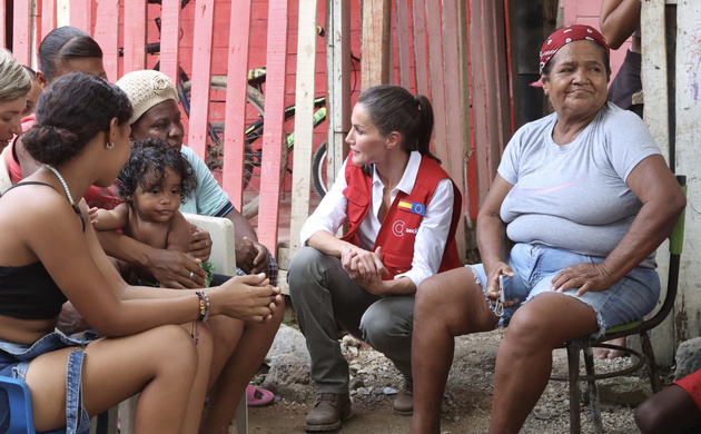 Su Majestad la Reina conversa con una familia beneficiaria del programa de abastecimiento de agua potable y saneamiento domiciliario