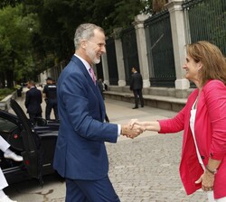 Don Felipe recibe el saludo de la vicepresidenta tercera del Gobierno y ministra para la Transición Ecológica y el Reto Demográfico, Teresa Ribera, a 