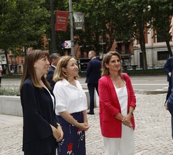 Su Majestad el Rey conversa con Teresa Ribera, María Eloísa del Pino y María Paz Martín Esteban, a su llegada al Real Jardín Botánico de Madrid