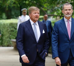 Don Felipe y el Rey de los Países Bajos conversan durante su recorrido hacia el Real Jardín Botánico de Madrid