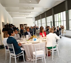 Don Felipe dirige unas palabras en el almuerzo celebrado en el Real Jardín Botánico 