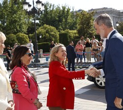 Don Felipe recibe el saludo de la vicepresidenta primera del Gobierno y ministra de Asuntos Económicos y Transformación Digital, Nadia Calviño, en pre