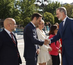 Su Majestad el Rey es saludado por el presidente de PRISA, Joseph Ourghourlian
