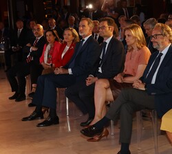 Don Felipe acompañado por las autoridades asistentes al acto 