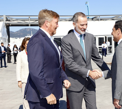 Su Majestad el Rey recibe el saludo del presidente de la Junta de Andalucía, Juan Manuel Moreno