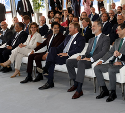 Su Majestad el Rey y Su Majestad el Rey de los Países Bajos junto a las autoridades y personalidades asistentes al acto