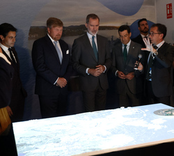 Su Majestad el Rey y Su Majestad el Rey de los Países Bajos durante su recorrido por la sala expositiva "Corredores marítimos y el papel de los p