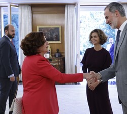 Don Felipe ecibe el saludo dela galardonada Cristina Cuesta Gorostidi