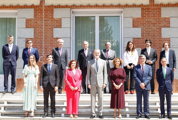El Rey con los miembros del jurado del “Premio 15 de junio” a la Concordia, la Cohesión Social y los Valores Constitucionales y la premiad