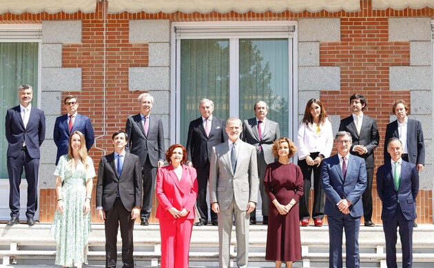 El Rey con los miembros del jurado del “Premio 15 de junio” a la Concordia, la Cohesión Social y los Valores Constitucionales y la premiada Cristina C