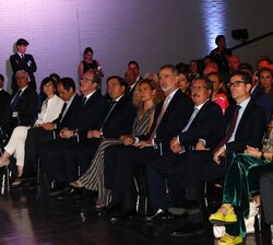 Don Felipe en la primera fila de asientos del Anfiteatro Gabriela Mistral de Casa América al comienzo del acto