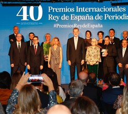 Su Majestad el Rey junto a los galardonados con los Premios Internacionales “Rey de España” de Periodismo 2023