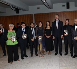 Don Felipe con los galardonados con los Premios Internacionales “Rey de España” de Periodismo 2023