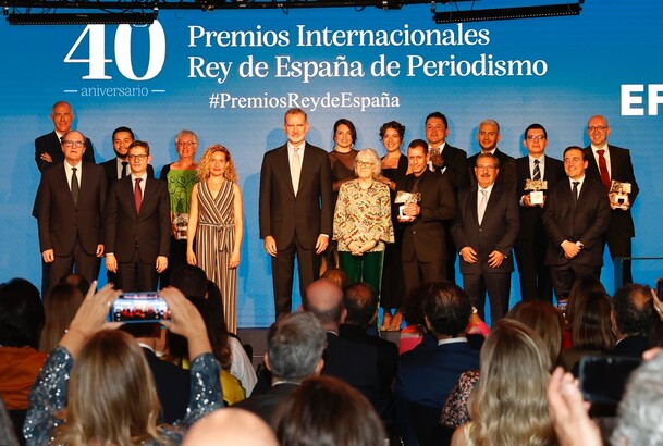 Su Majestad el Rey junto a los galardonados con los Premios Internacionales “Rey de España” de Periodismo 2023