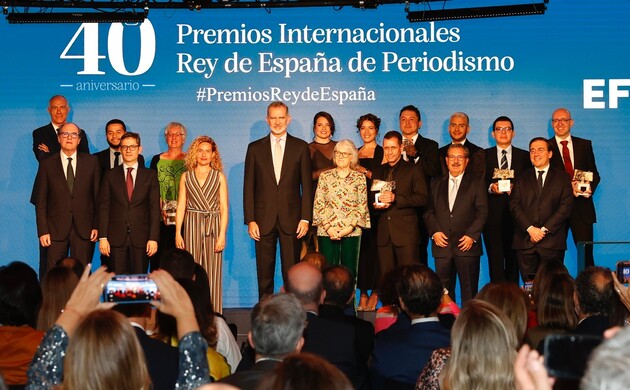 Su Majestad el Rey junto a los galardonados con los Premios Internacionales “Rey de España” de Periodismo 2023