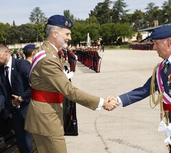 El Rey es recibido por el Jefe del Cuarto Militar de la Casa de S.M. el Rey, Teniente General, Emilio J. Gracia Cirugeda